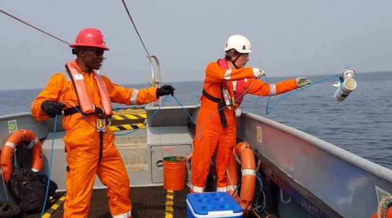 Prélèvement d’eau de mer pour échantillonnage Prélèvement d’eau de mer pour échantillonnage
